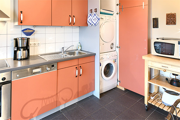 Voll ausgestattete Küche mit Waschmaschine und Trockner