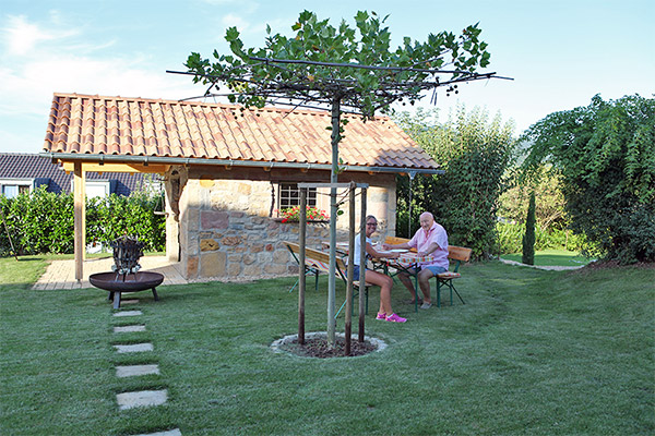 Sitzplatz im wunderschön angelegten Garten